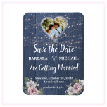 Rustikale Foto-Blumenhochzeit retten das Datum Magnet<br><div class="desc">Dieses schöne Aquarell Rustikale Romantische Holz Twinkle Lights Floral Save the Date Magnet verfügt über einen schieferblauen Holzhintergrund mit rosa und weiße Blume, mit nur einer Touch von lila, hervorgehoben durch ein Foto der Braut und Bräutigam. Touchs der Kalligraphie sind eine perfekte Ergänzung zu den wunderschönen Blume. Eine schöne Design-Wahl,...</div>