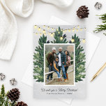 Rustikale Foto Weihnachtsbaumfarm Feiertagskarte<br><div class="desc">Dieses festliche "Wir wünschen Ihnen ein frohes Weihnachtsfest!"-Foto-Design bietet eine rustikale, schicke Winterszene aus einem Weihnachtsbaumhof, der ein Lieblingsportrait der Familie umrahmt. Inklusive schneegrauem Hintergrund mit hängenden Tinkellichtern und frisch geschnittenen grünen Aquarellkiefern. Personalisieren Sie Ihre Auswahl an Gruß, Familiennamen und das Jahr. Die Kartenrückseite wird durch ein koordinierendes Muster kleiner...</div>