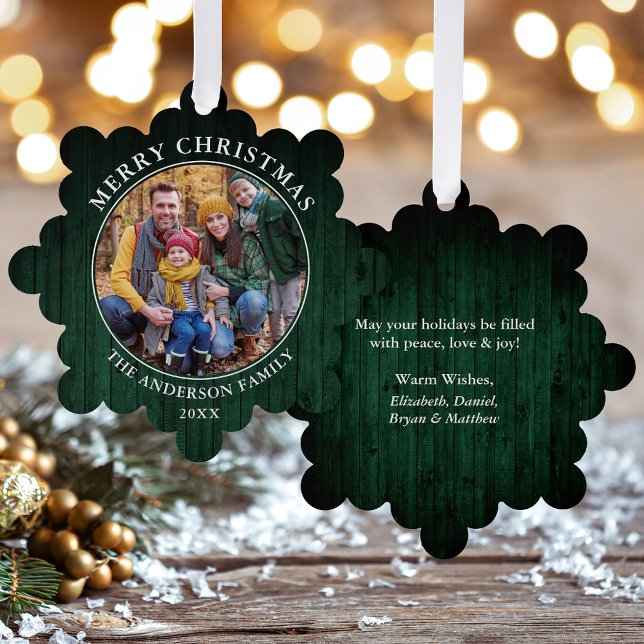 Rustikale frohe Weihnachtsgrün Holzdrucke Ornament Karte (A greeting card that is also an ornament! Customize with your photo and personalized text.)