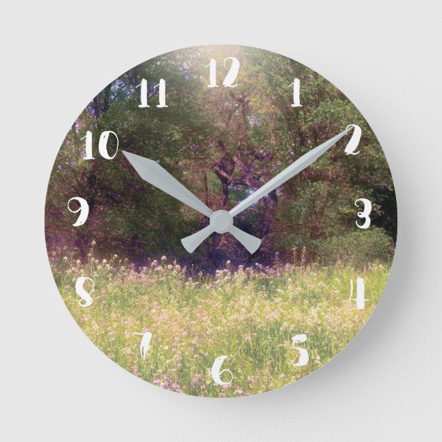 Rustikale Frühlingsblumenzauber Runde Wanduhr (Vorderseite)