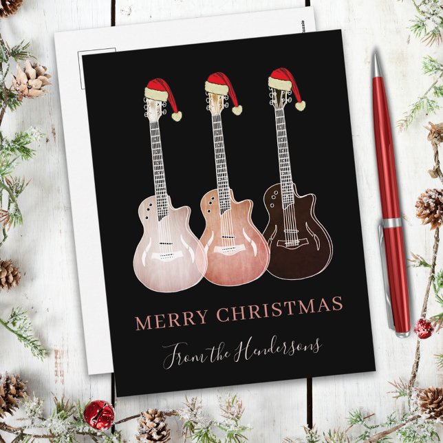 Rustikale Gitarren fröhlich Weihnachten Personalis (Personalized Guitars wearing Santa hats  christmas budget holiday greetings postcard)