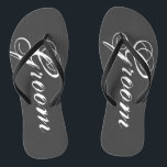 Rustikale graue Hochzeit drehen Reinfälle für Flip Flops<br><div class="desc">Rustikale Hochzeit drehen Reinfälle für Bräutigam und Braut oder Gäste um. Kundenspezifische Bügelfarbe für ihn und sie/Männer und Frauen. Kundengerechte graue/graue Hintergrundfarbe und personalizable mit Namensinitialen ormonogram. Modernes Schwarzweiss-sein und ihrs Keil-Sandalen mit stilvoller Skript-Kalligraphietypographie. Niedliches Gastgeschenk für Strandthemahochzeit, Heirat, Brautparty, Verlobung, Jahrestag, Grillen, bachelorette, Junggesellen, Mädchenwochenendenreise etc. Machen Sie Ihr...</div>