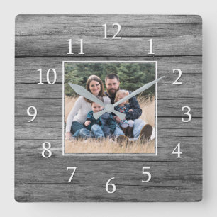 Rustikale graue Holzfamilienfoto-Farmhouse Quadratische Wanduhr