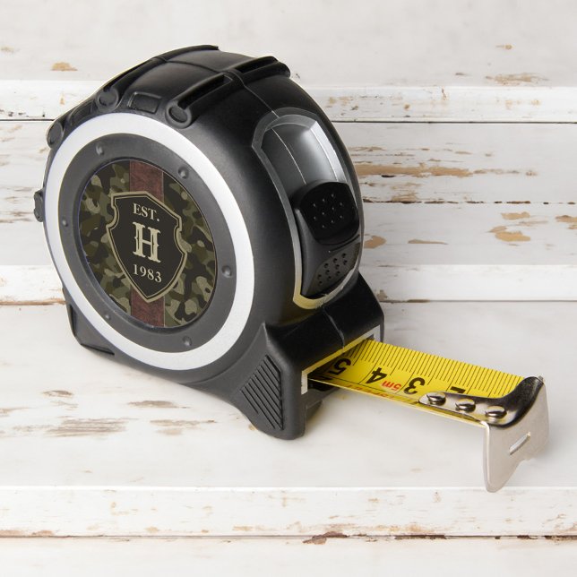 Rustikale grüne Camouflage und Leder-Monogramm Maßband (Rustic Green Camouflage & Leather Custom Monogram Tape Measure)