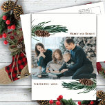 Rustikale grüne Kiefernkiefer Bough Watercolor Feiertagspostkarte<br><div class="desc">Senden Sie Ihren Urlaub Grüße an Freunde und Familie in einfachen, schicken, eleganten und modernen Foto-Design festliche, natürliche Farbe Stilkarten! Ein wunderschöner Rahmen aus weich grün gestrichenen Aquarellkiefern verlasse oben und unter Ihrem Foto, mit einem hübschen braunen Kiefernkegel vorne. Die obere rechte Seite zeigt Ihre individuelle Begrüßungsbotschaft "fröhlich und hell"...</div>