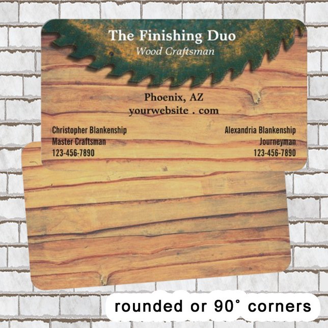 Rustikale, grüne Kreissäge mit zwei Holzbezeichnun Visitenkarte (The business card offers the template for two names and details.)