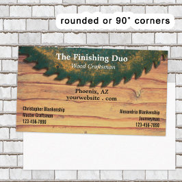 Rustikale, grüne Kreissäge mit zwei Holzbezeichnun Visitenkarte