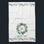 Rustikale Grüne Wasserfarbe Laurel Wreath Monogram Geschirrtuch<br><div class="desc">Dieses personalisierte,  rustikale Küchentücher ist mit einem handgemalten,  wasserfarbenen Lorbeer-Kranz ausgestattet,  der mit einem Monogramm in der Mitte auf einem Hintergrund aus weißem und grauem,  verwittertem Holz beginnt. Unten sehen Sie Ihren Familiennamen und die Grenze der botanischen Blätter. Genießen Sie von unseren Herzen bis zu Ihren!</div>