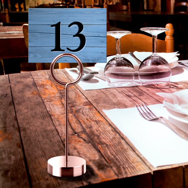 Rustikale hellblaue Café-Tafelnummer mit falscher  Tischnummer (Rustic Light Blue Faux Engraved Cafe Table Number)