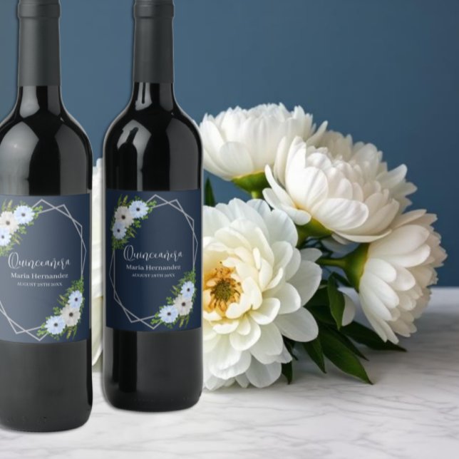 Rustikale hellblaue und weiße Blumen-Quinceañera  Weinetikett (Von Creator hochgeladen)