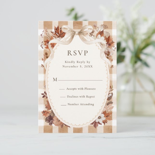 Rustikale Herbstblätter Karo-Hochzeit RSVP Karte (Stehend Vorderseite)