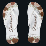 Rustikale Herbstflora Hochzeitsfeier Flip Flops<br><div class="desc">Diese eleganten Hochzeitskippen sind eine großartige Möglichkeit, um Ihren Brautmädchen zu danken und sie zu erkennen und ihnen nach einem langen Tag eine Erholung zu geben. Die rustikale Herbstblumenkonstruktion mit handgemalten Aquarellfarben-Rose in Rost- und Korallenpfirsichtönen, die extravagant gebrannt sind, sowie farbige Schriftzeichen. Der Text liest Bridesmaid mit ihrem Namen unten....</div>