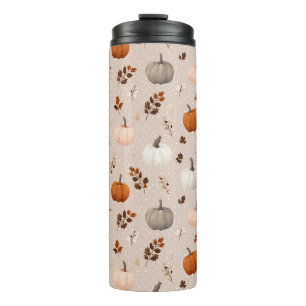 Rustikale Herbstpumpen und Herbstlaub Thermosbecher