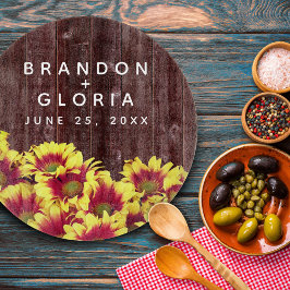 Rustikale Herbstsonnenblumen auf Zaunhochzeit Schneidebrett