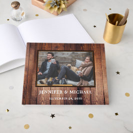 Rustikale Hochzeit aus dunklem Holz mit Braut und Gästebuch