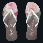 Rustikale Hochzeit der Blumenzwiebelmädchen Flip Flops<br><div class="desc">Romantische handgezeichnet Aquarellfarben pastellrosa und pfirsichfarbene Rose Blumendesign mit weißer Vintager Spitze auf rustikalem Holzkornhintergrund. Chic und elegant,  großartiger dreh-Flop für Brautjungfrau in der Vintage Hochzeit,  rustikale Hochzeit oder Landhochzeit im Frühjahr. Sehen Sie sich alle passenden Stücke in der Sammlung unten an.</div>