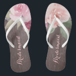 Rustikale Hochzeit der Blumenzwiebelmädchen Flip Flops<br><div class="desc">Romantische handgezeichnet Aquarellfarben pastellrosa und pfirsichfarbene Rose Blumendesign mit weißer Vintager Spitze auf rustikalem Holzkornhintergrund. Chic und elegant,  großartiger dreh-Flop für Brautjungfrau in der Vintage Hochzeit,  rustikale Hochzeit oder Landhochzeit im Frühjahr. Sehen Sie sich alle passenden Stücke in der Sammlung unten an.</div>