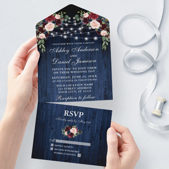 Rustikale Hochzeit florales Burgundy Blue Wood Lig All In One Einladung (All In One Wedding Invitation with tear off RSVP Card)