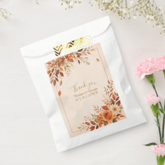 Rustikale Hochzeit im Herbst mit orangem Laubwerk Geschenktütchen