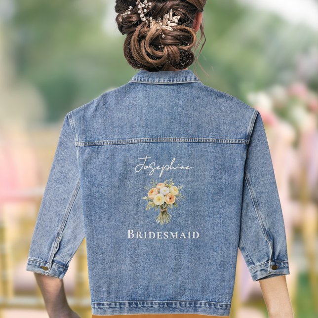 Rustikale Hochzeit mit Blumenzwiebeln Jeansjacke (A denim jacket especially for a bridesmaid, with peach, yellow and white roses and customizable name)