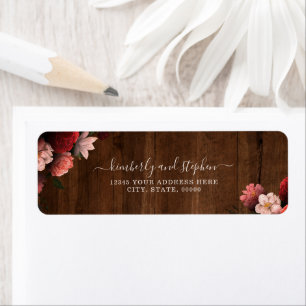 Rustikale Holz-Bordeaux-Korallen-Blumenhochzeit