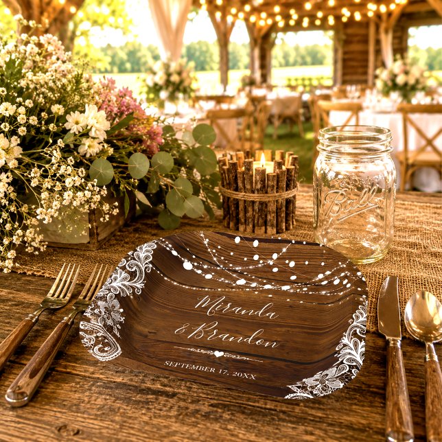 Rustikale Holz-Hochzeit mit Lichterketten und Spit Pappteller (Von Creator hochgeladen)