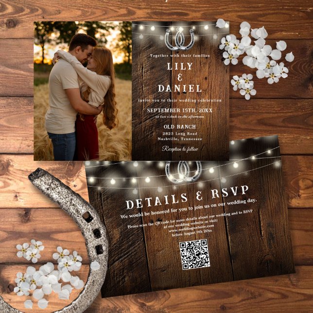 Rustikale Holz-Lichterkette Foto QR-Code Hochzeit Einladung (Rustic Wood String Lights Photo QR Code Wedding Invitation)