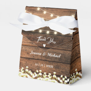 Rustikale Holz-Lichterkette mit Baby's Breath und Geschenkschachtel