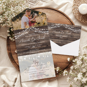 Rustikale Holz-Lichterketten-Hochzeit mit RSVP All In One Einladung