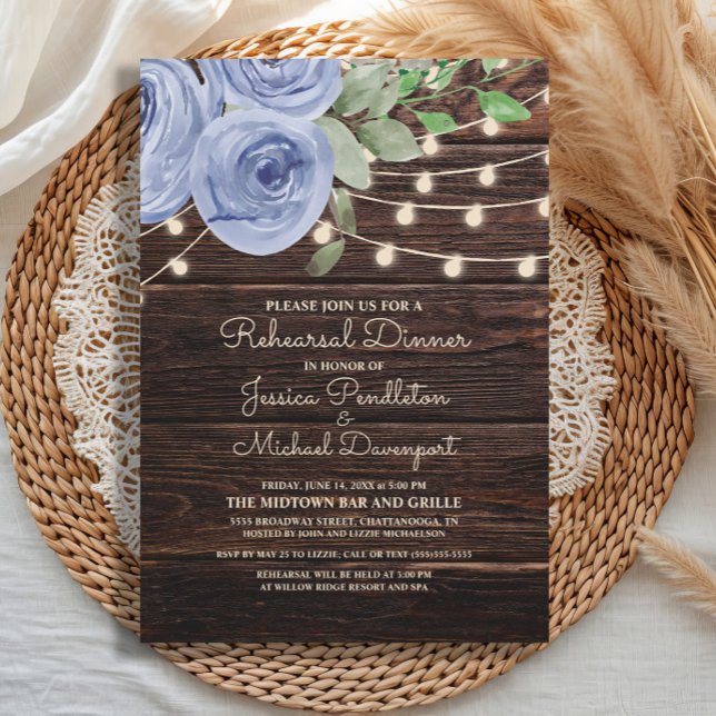 Rustikale Holz-Lichterketten Hochzeitsprobe Einladung (Rustic wood and dusty blue watercolor floral and string lights wedding Rehearsal Dinner invitation)