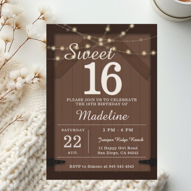 Rustikale Holz-Lichterketten Scheunentür Chic Swee Einladung (rustic sweet 16 birthday party invitation barn door wood string lights backyard outdoors cowboy west)