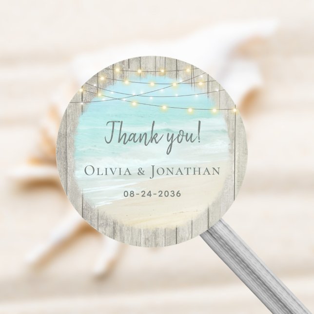 Rustikale Holz String Lights Beach Wedding Runder Aufkleber (Von Creator hochgeladen)