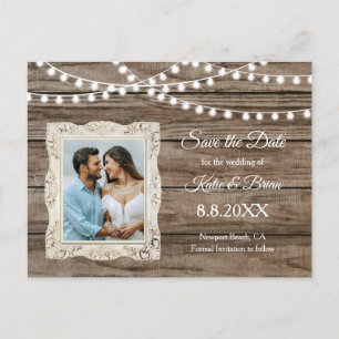 Rustikale Holz- und Lichterketten-Save-the-Date-Po Ankündigungspostkarte