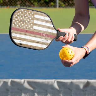 Rustikale Holz-USA-Flagge mit dünner roter Linie P Pickleball Schläger