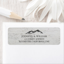 Rustikale Holzbräune und Bräutigam Hochzeit