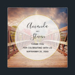 Rustikale Holzbrücke im Hochzeitsmagazin Magnet<br><div class="desc">Wir danken Ihnen Magneten mit einem landschaftlichen Foto. Eine Holzbrücke führt zu einem Weg,  der von farbenwechselnden Waldbäumen umgeben ist.</div>