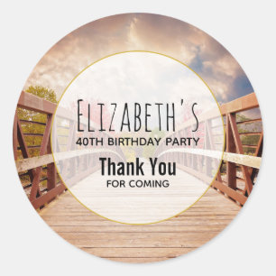 Rustikale Holzbrücke im Land Geburtstag Runder Aufkleber