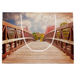 Rustikale Holzbrücke im Land Große Geschenktüte