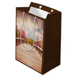 Rustikale Holzbrücke im Land Mittlere Geschenktüte
