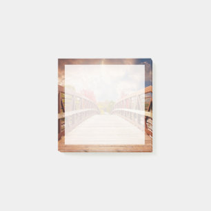 Rustikale Holzbrücke im Land Post-it Klebezettel