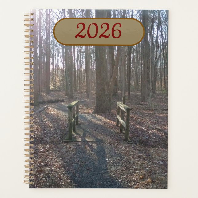 Rustikale Holzbrücke zwischen hohen Bäumen Planer (Vorderseite)