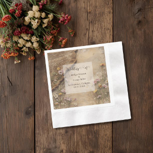 Rustikale hölzerne Boho-Hochzeit mit Blumen Serviette