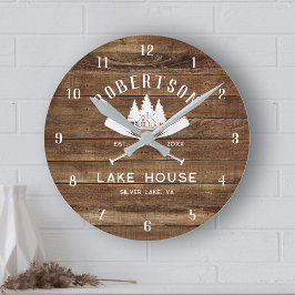 Rustikale Holzfamilie Lake House Trees Runde Wanduhr