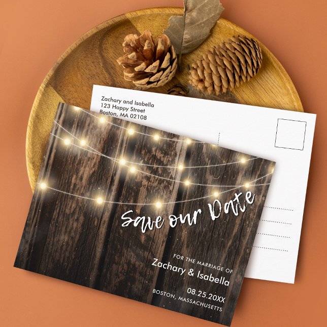 Rustikale Holzleuchten beim Hochzeitstag retten da Ankündigungspostkarte (Rustic Wood Lights Wedding Save the Date Announcement Postcard)