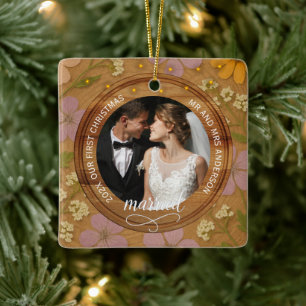 Rustikale Holzmaserung Blumen Erstes Weihnachten v Keramikornament