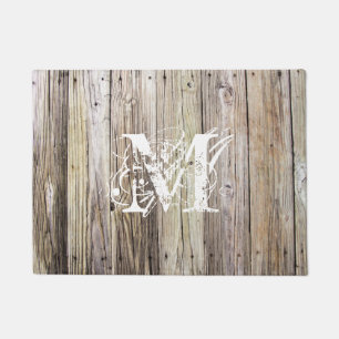 Rustikale Holzplanen mit Shabby Chic Monogramm Fußmatte