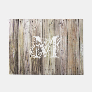 Rustikale Holzplanen mit Shabby Chic Monogramm Fußmatte