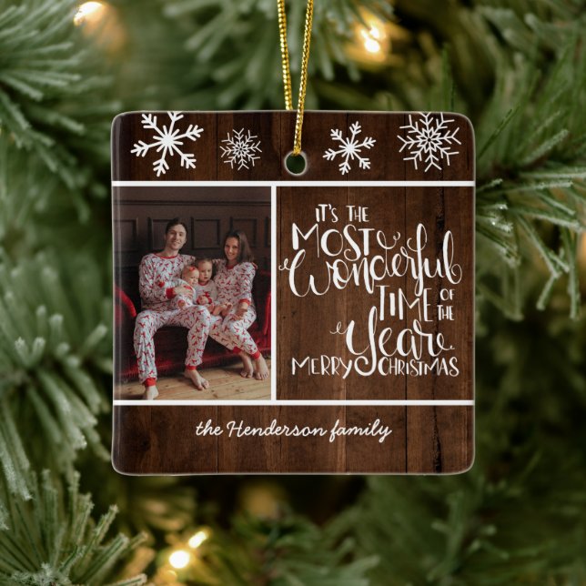 Rustikale Holzschneeflocke Wunderschöne Zeit Keramikornament (Baum)