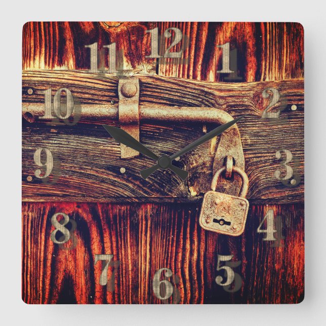Rustikale Holztür mit antiker Messinguhr Quadratische Wanduhr (Vorderseite)