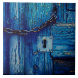 Rustikale Holztüren, Schlüsselloch und Kettenflies Fliese